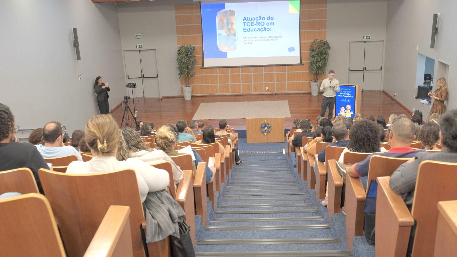 QUALIFICAÇÃO  - Servidores participam de seminário sobre gestão educacional