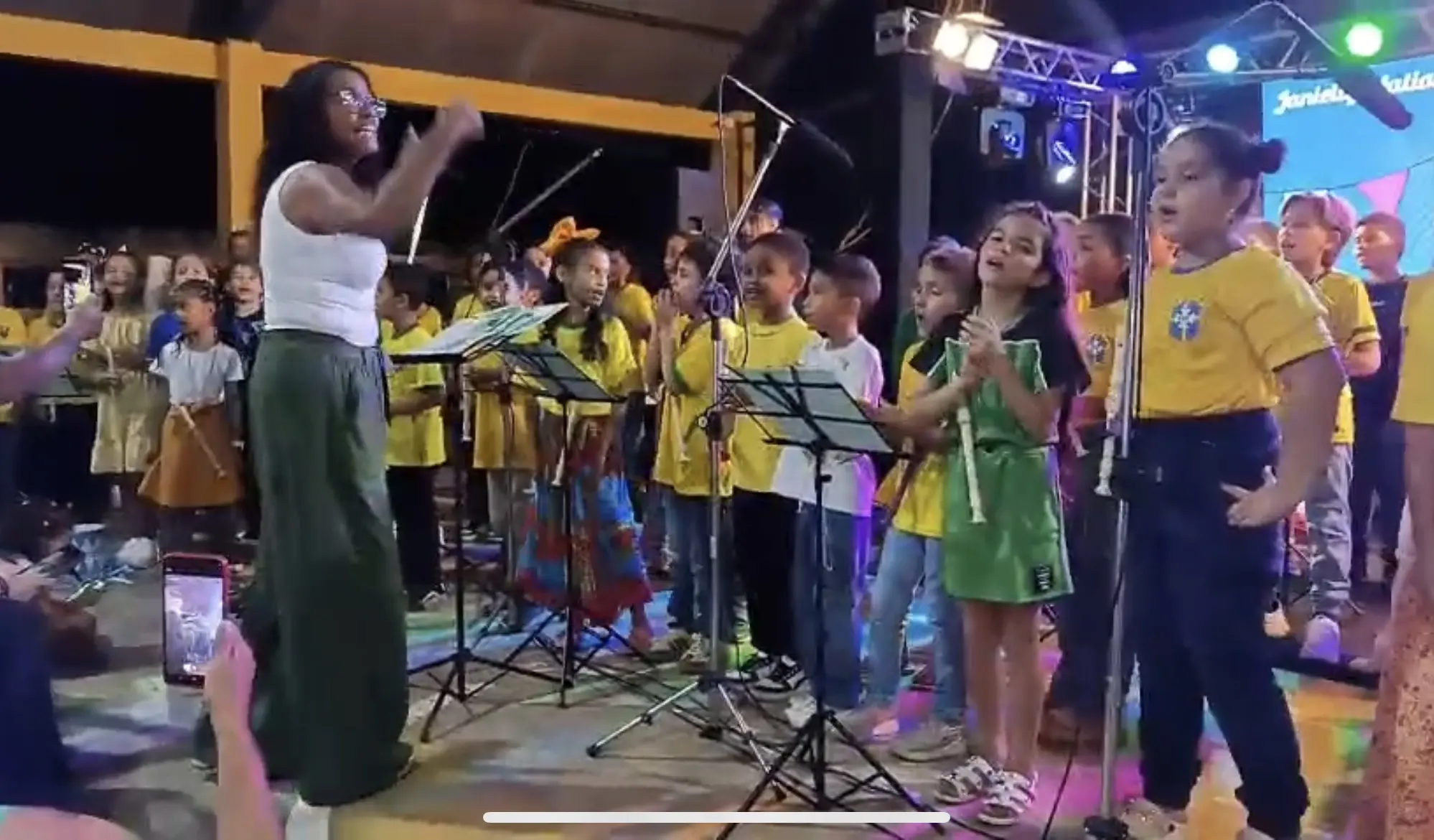 CMACE Jorge Andrade encerra semestre com show de rock e arrecadação de alimentos
