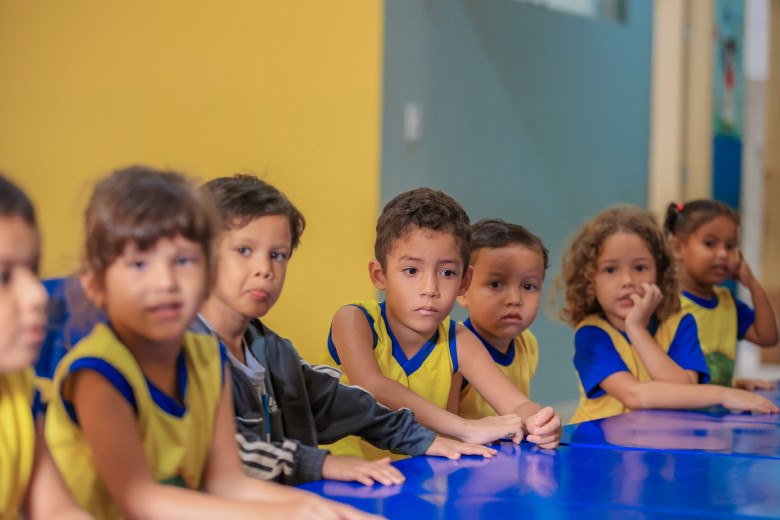 Alunos vão receber o kit escolar