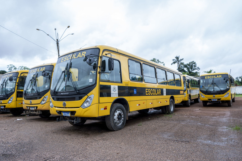 O transporte escolar atende 27 Conselhos Escolares compostos por 56 escolas