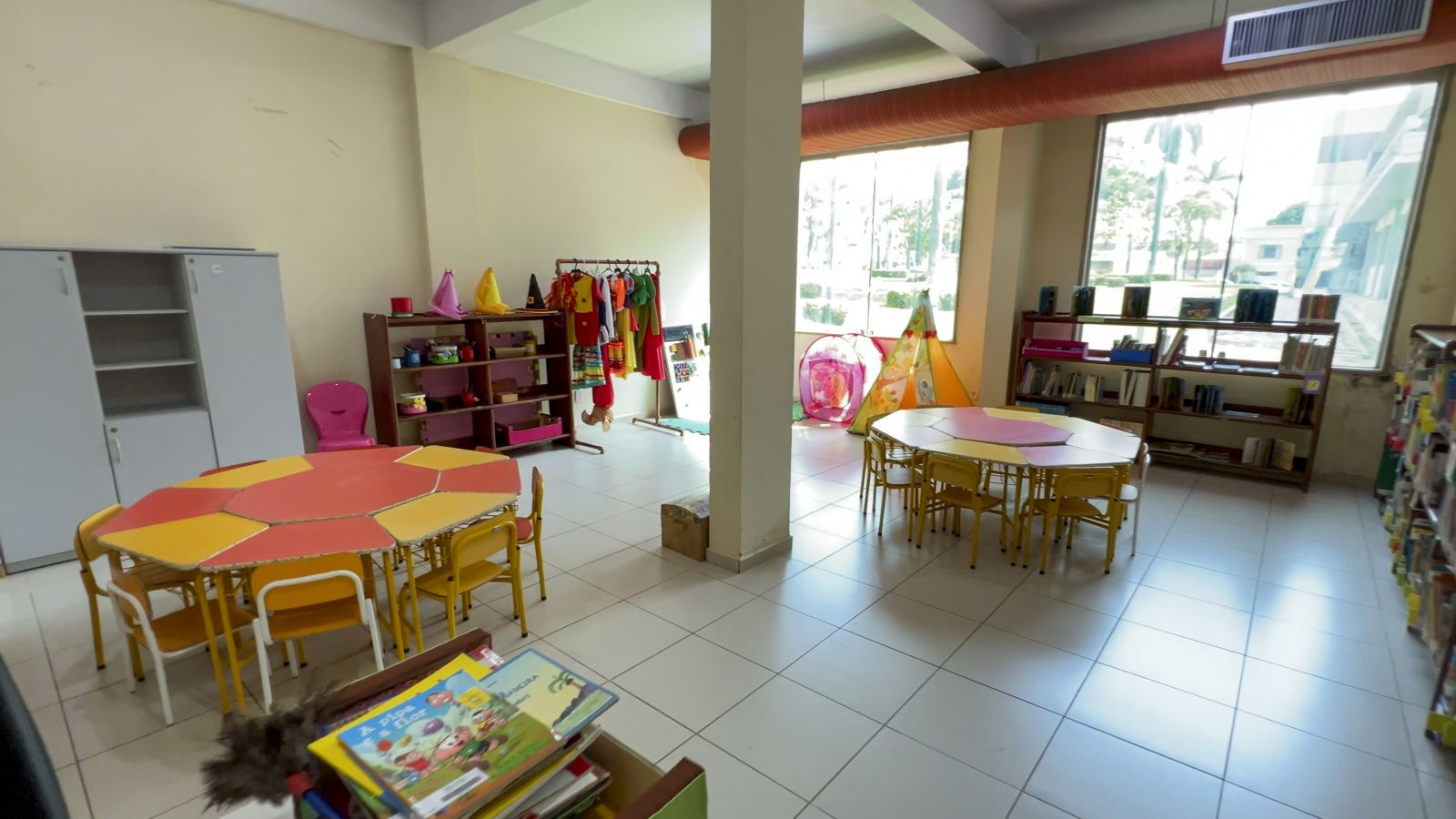 A sala infantil também está preparada para receber e inserir as crianças no mundo literário