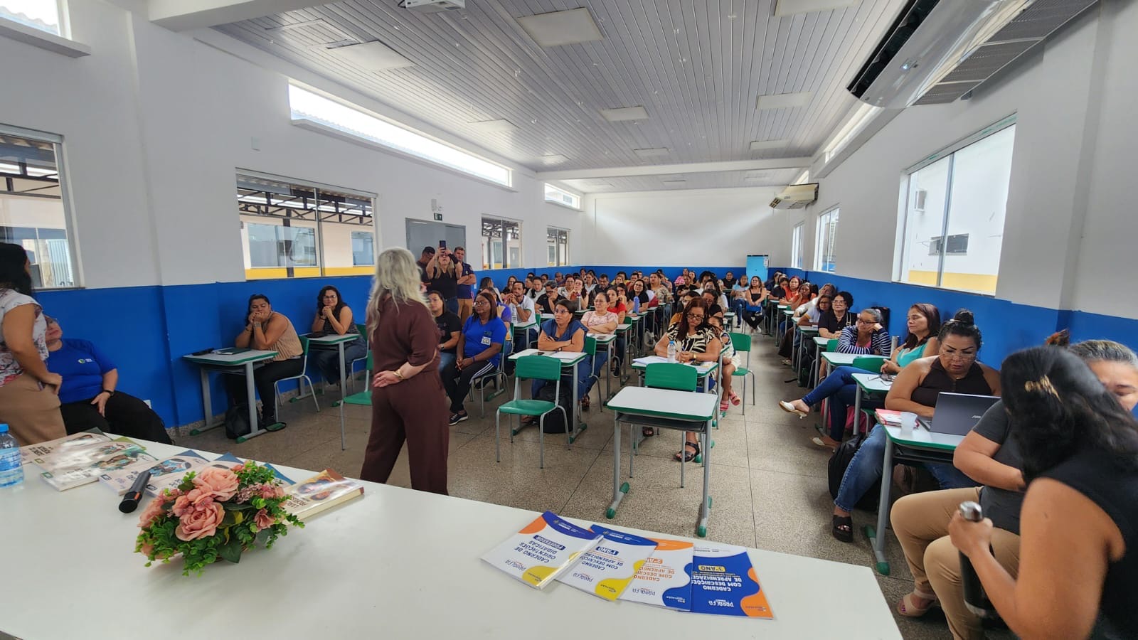 A organização em polos permite ampliar o alcance da formação