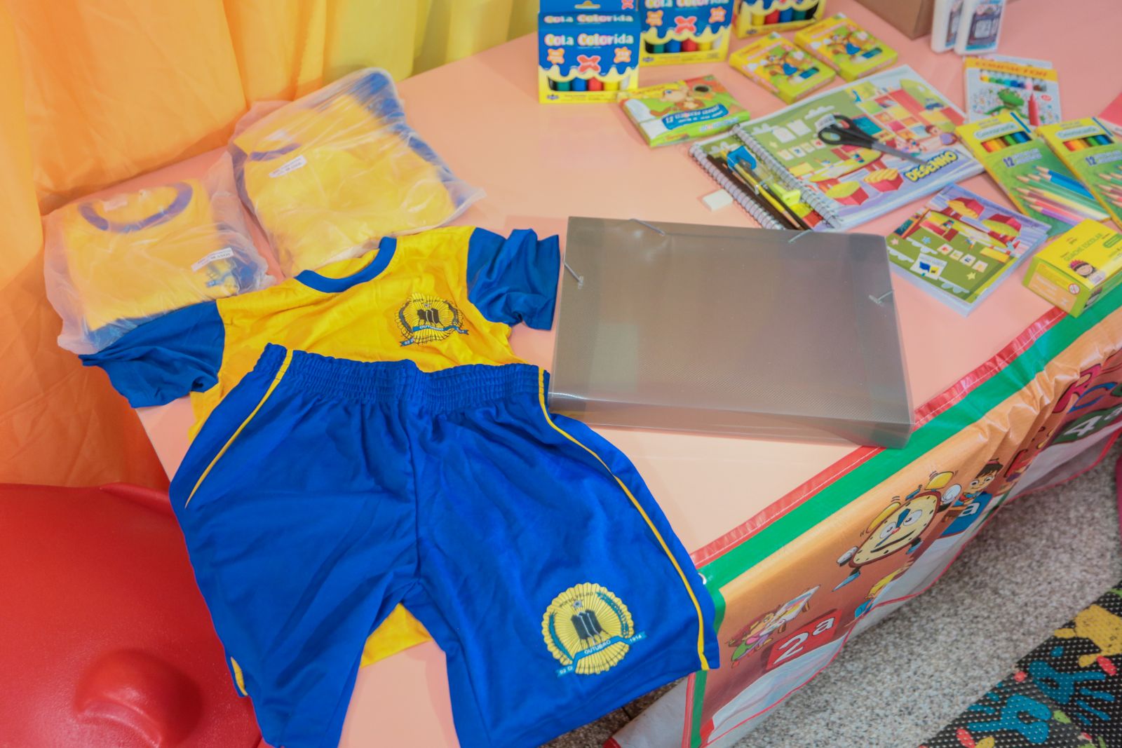 Prefeitura está ofertando 50 mil kits de material escolar e 50 mil kits de uniforme