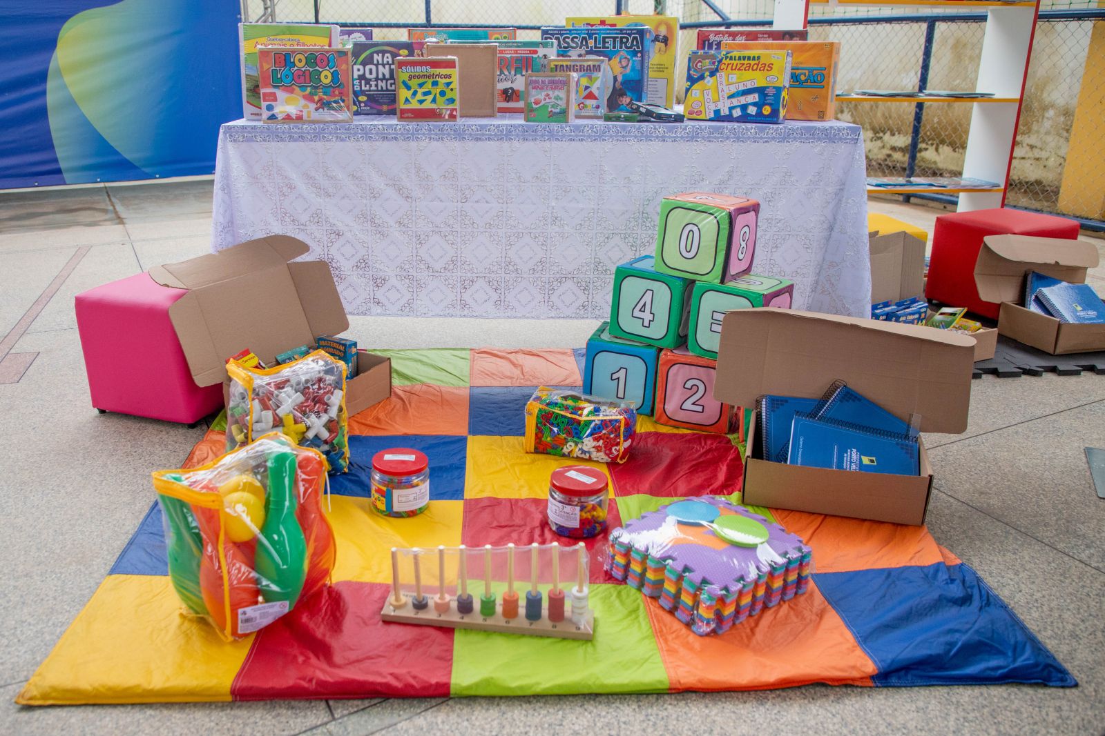 As escolas também recebem brinquedos pedagógicos