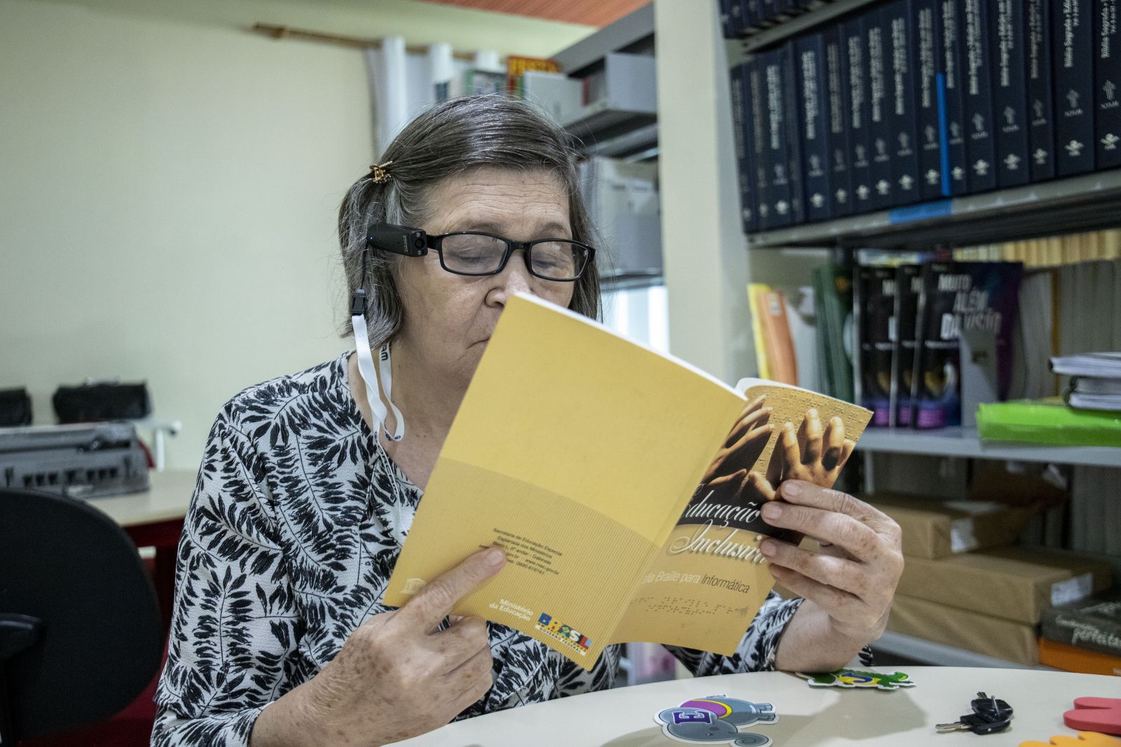 A professora Sebastiana Santana trabalha com a alfabetização em Braille