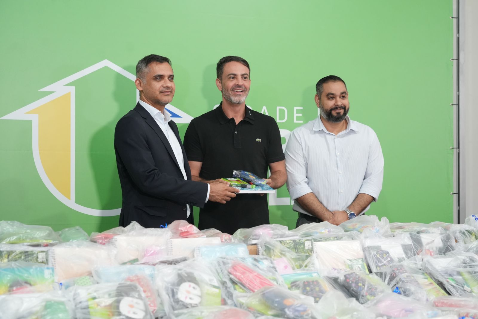 Entrega dos materiais representa um alívio financeiro para os pais e responsáveis