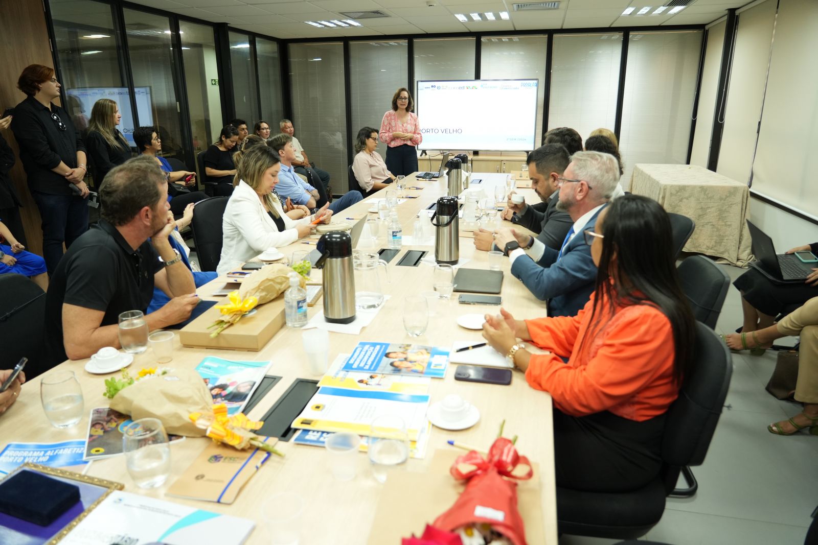 Reunião contou com a presença de diversas autoridades