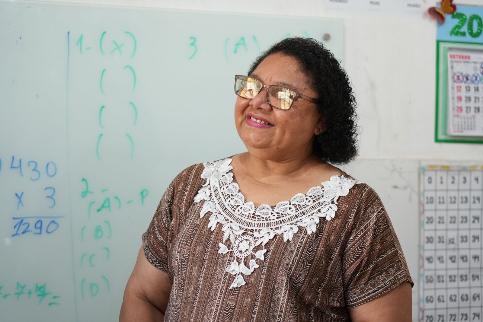 Hoje, Rosângela dá aula para os filhos dos seus alunos e se emociona quando os pais a reconhecem