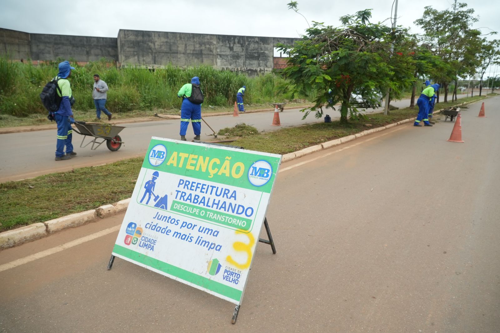 Na manhã da última quinta-feira (26), equipes realizaram no local serviços de limpeza, incluindo varrição, roçagem, manutenção do canteiro central