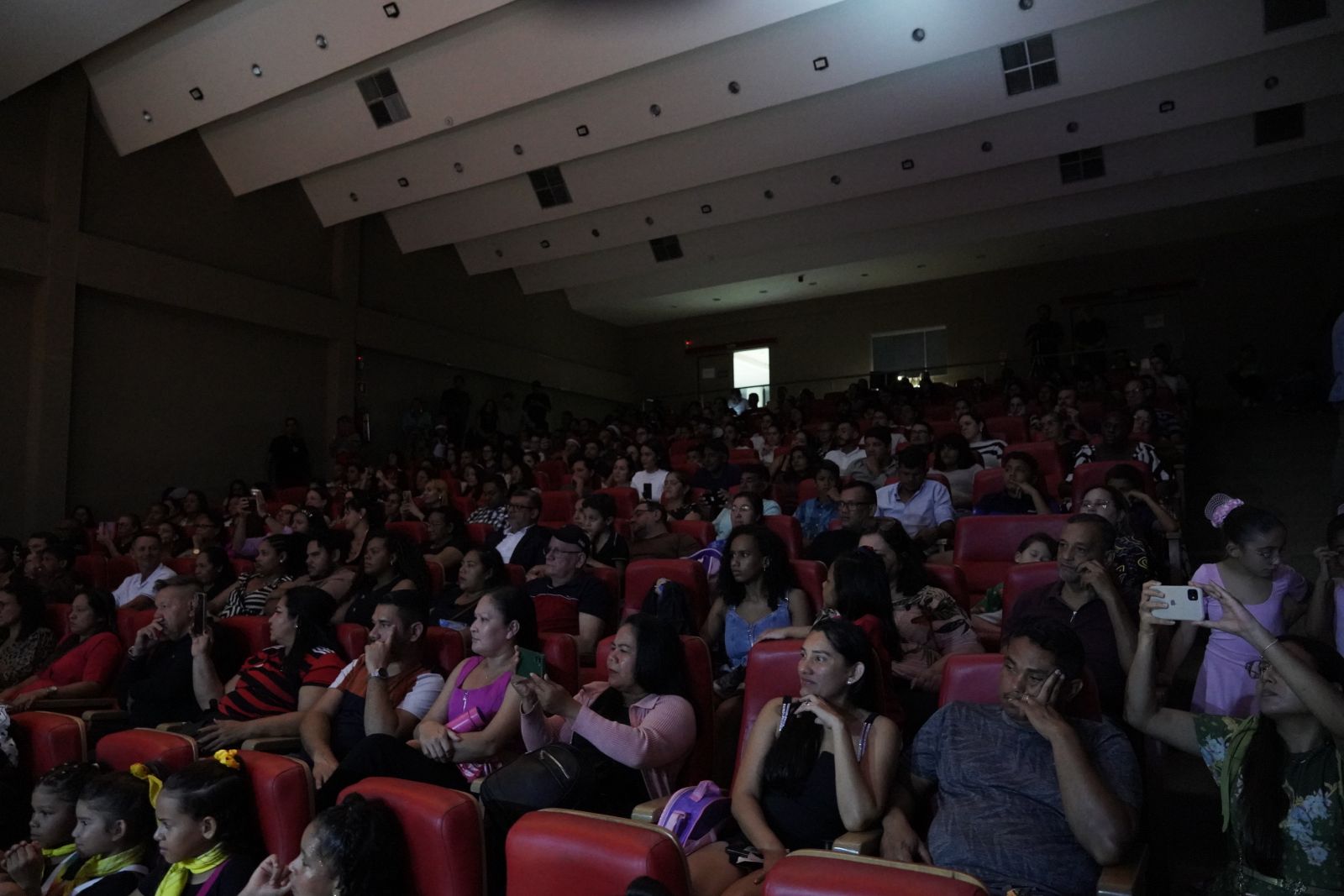 Recital de fim de ano do Som na Leste emociona público no Teatro Guaporé