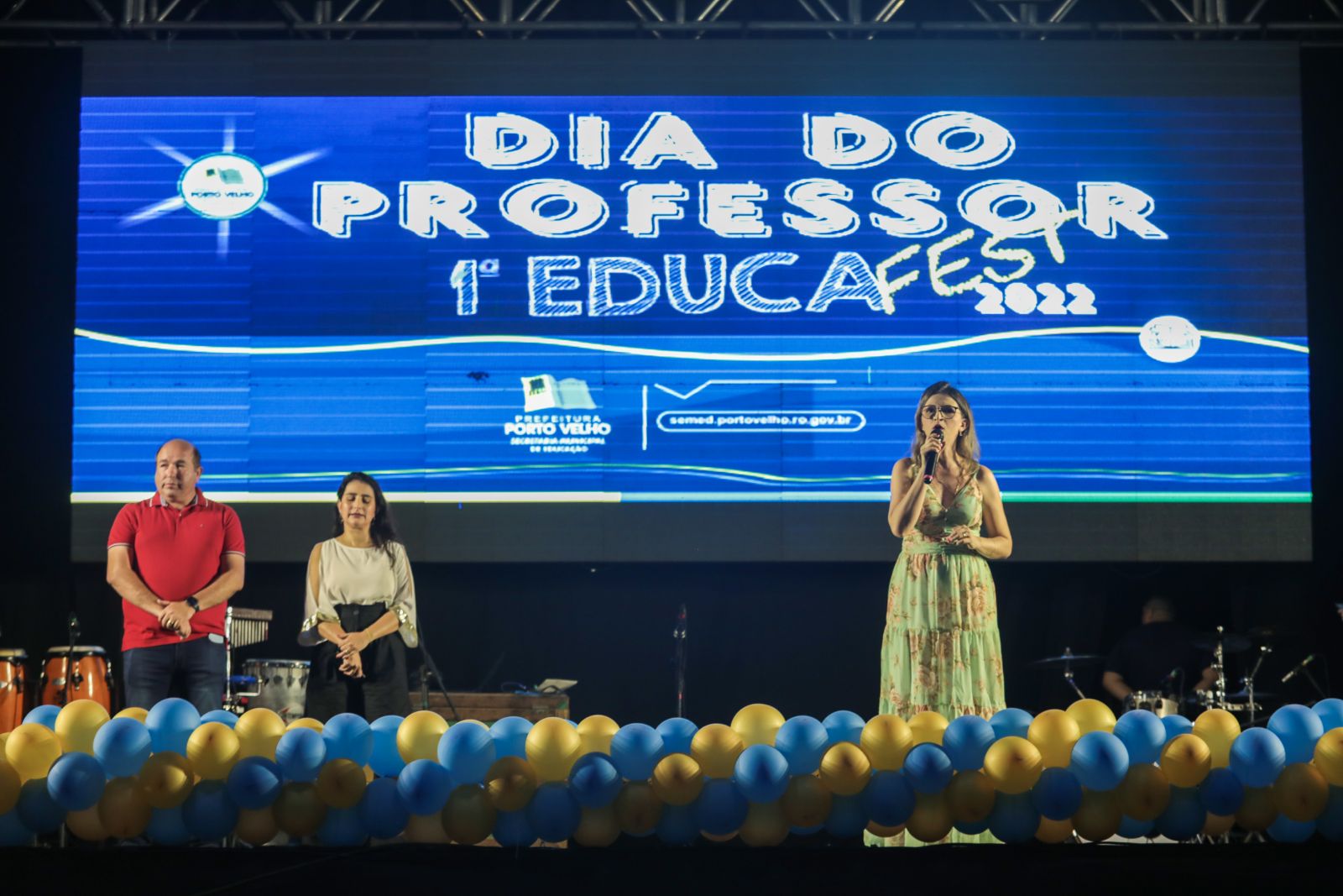 A secretaria Gláucia Negreiros parabeniza os profissionais de Educação