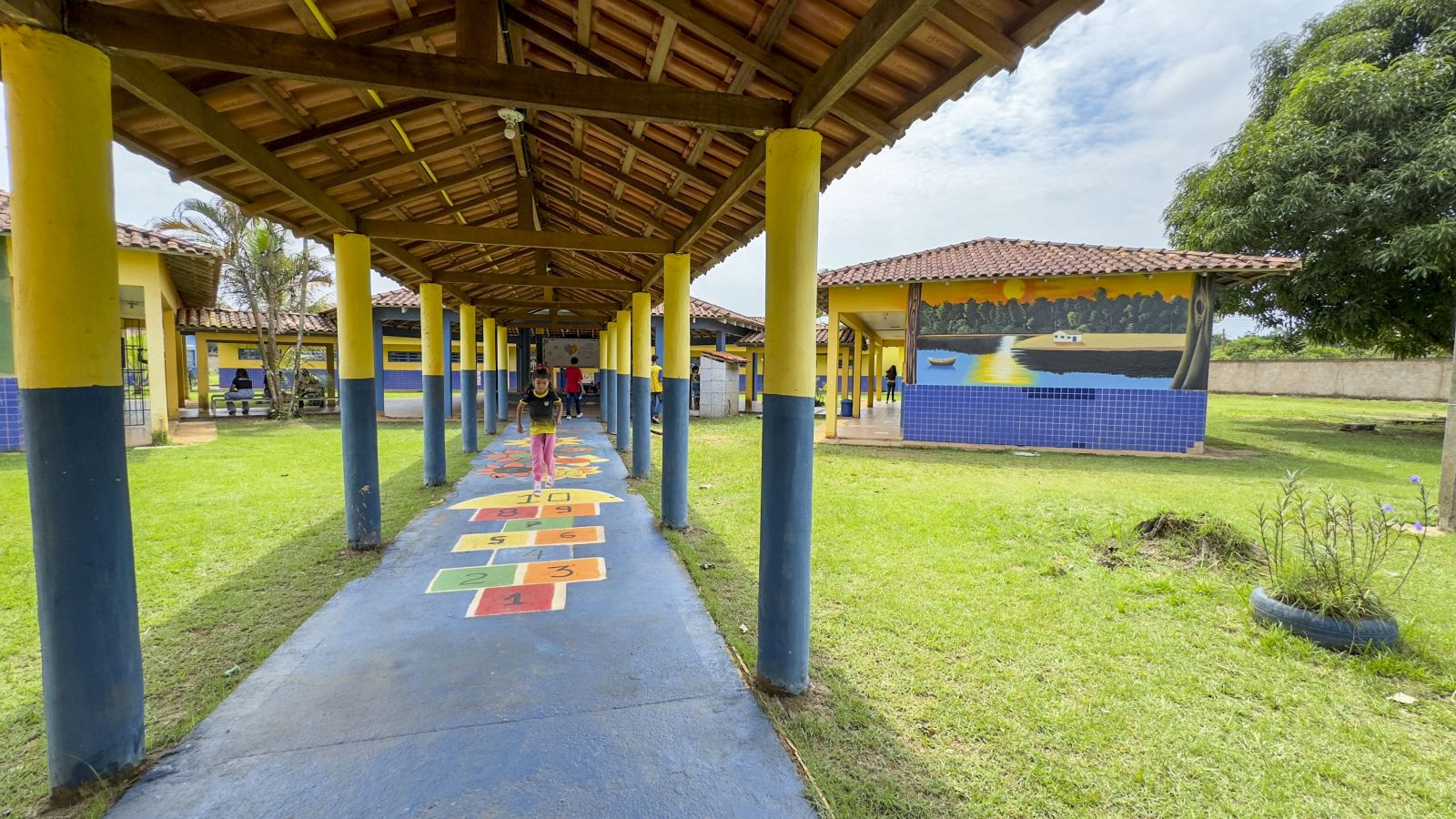 Escola conta agora com passarelas que ligam os blocos