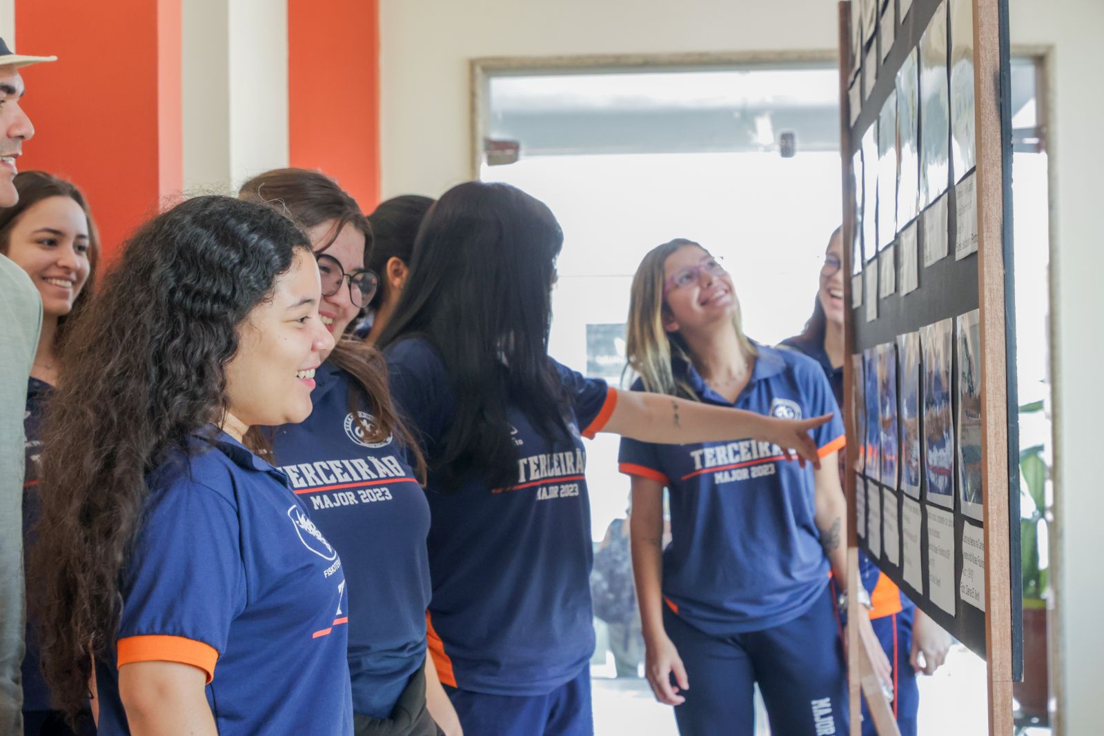 Alunos da Escola Major Guapindaia visitaram a exposição no primeiro dia