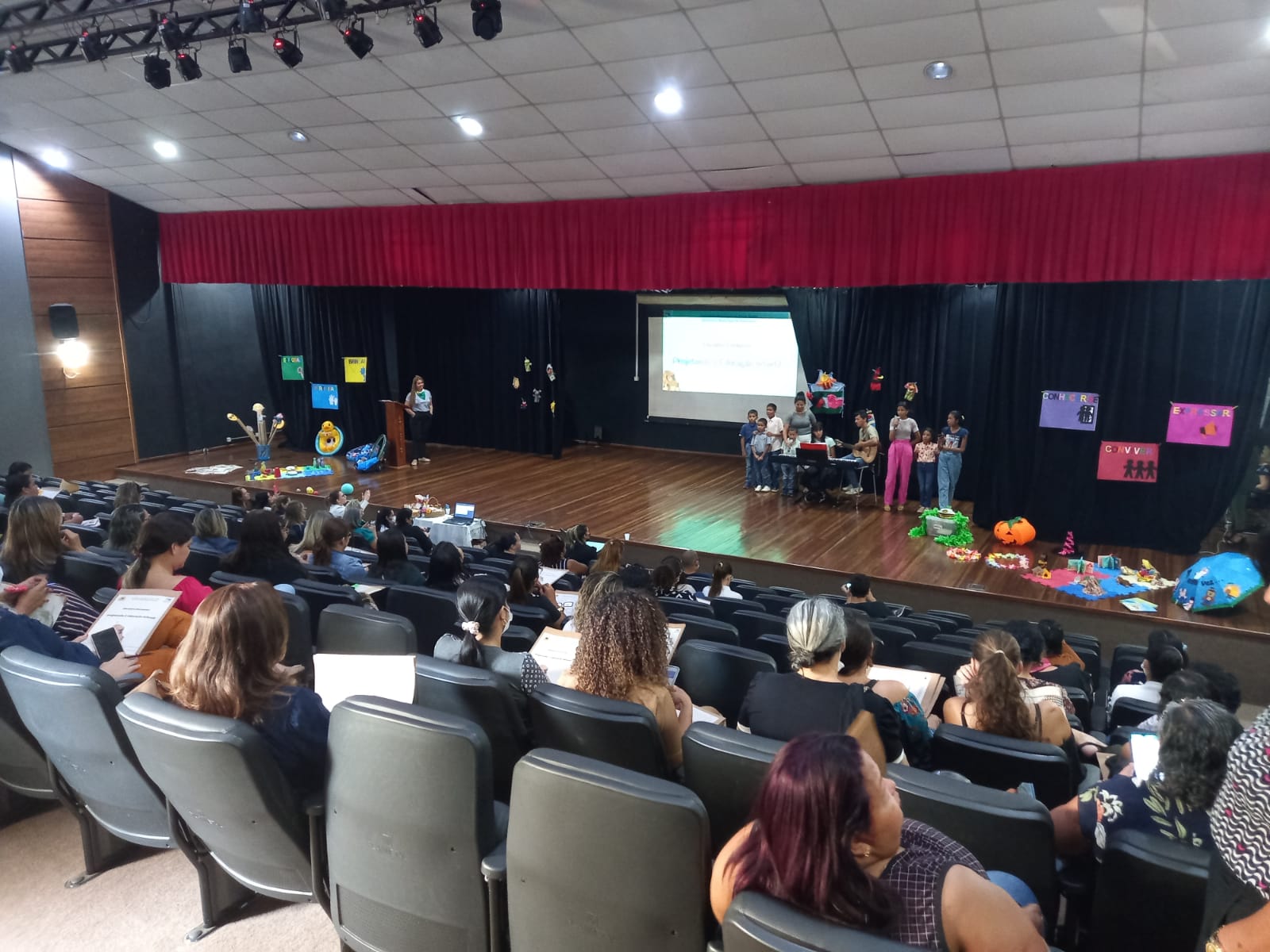 Encontro reúne educadores no Teatro Banzeiros, na capital 