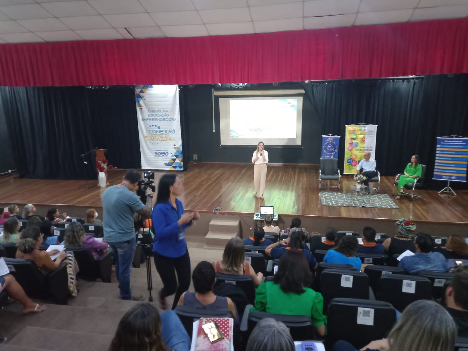 Encontro aconteceu no Teatro Banzeiros, região central da capital 