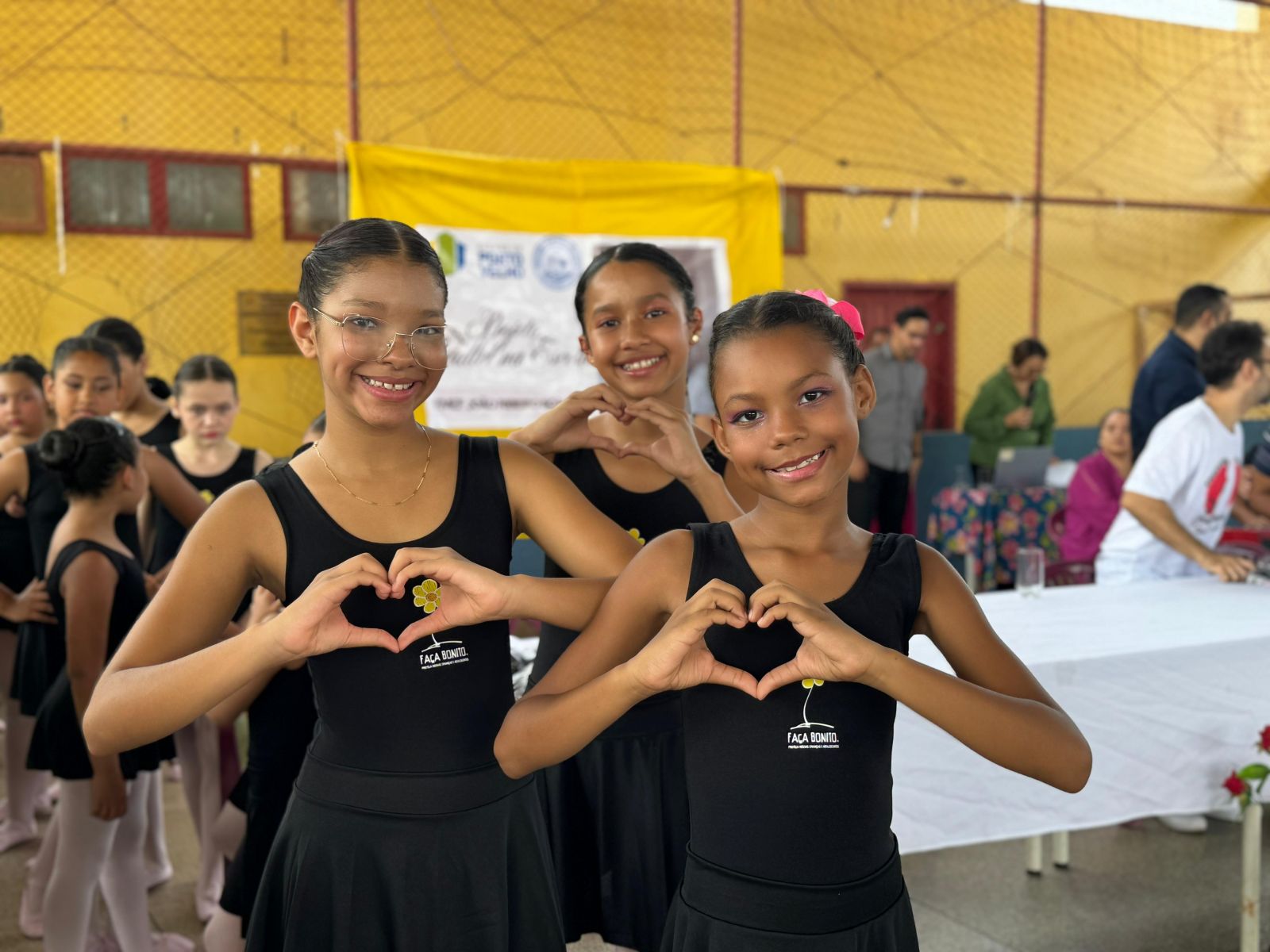 Entrega dos kits de balé foi seguida por apresentações especiais