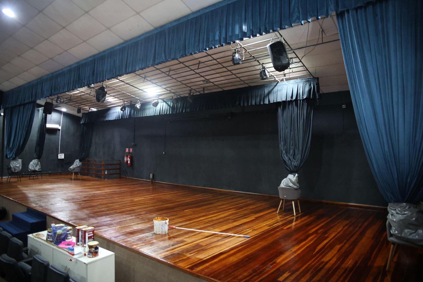 Instalação da nova cortina traz mais modernidade às dependências do teatro