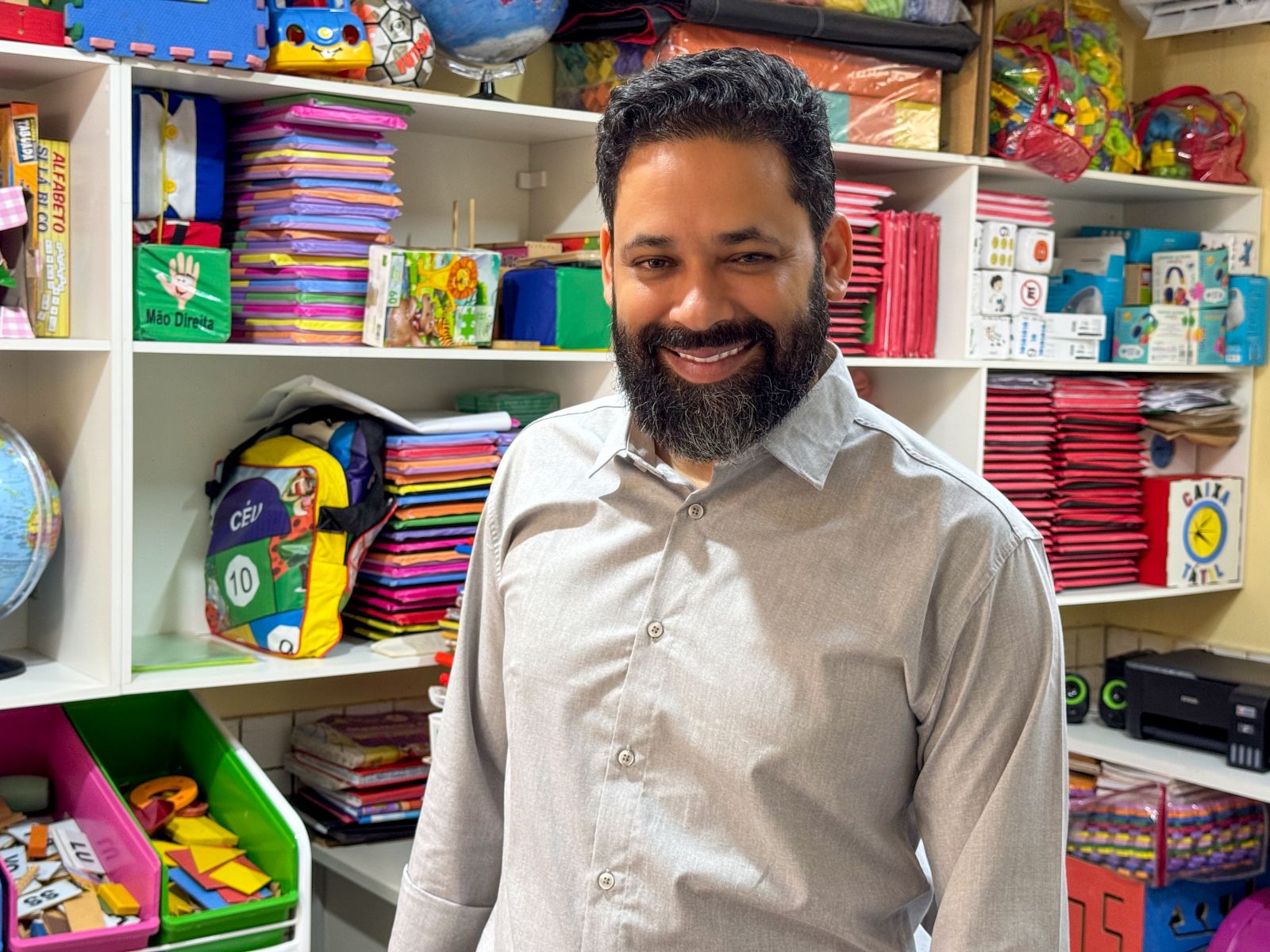 Segundo o Leonardo Leocádio, os kits de apoio pedagógico inclusivo chegam para garantir mais acolhimento