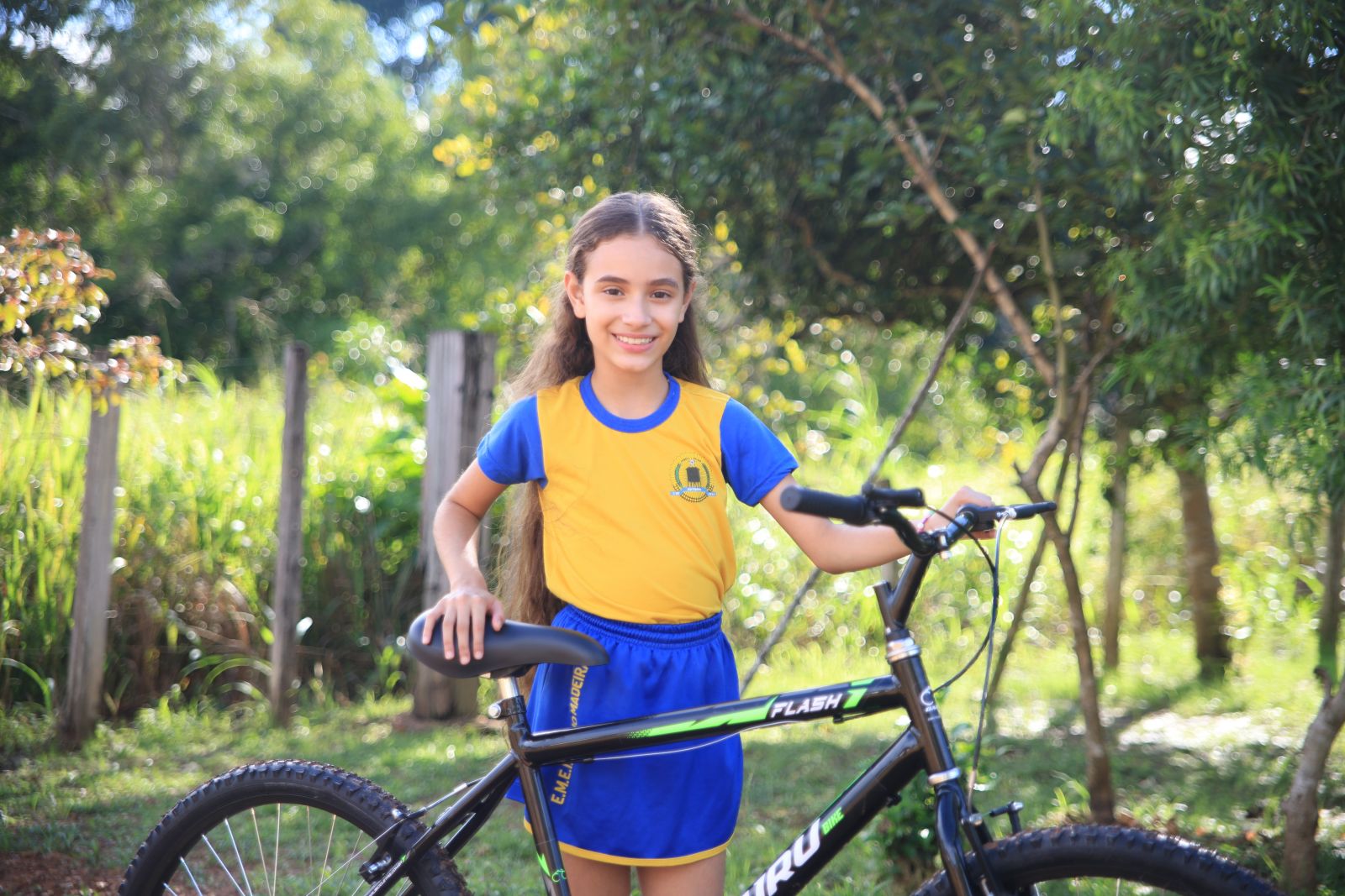 Sorriso no rosto de Amanda Rodrigues demonstra a felicidade de quem ganhou uma bicicleta novinha