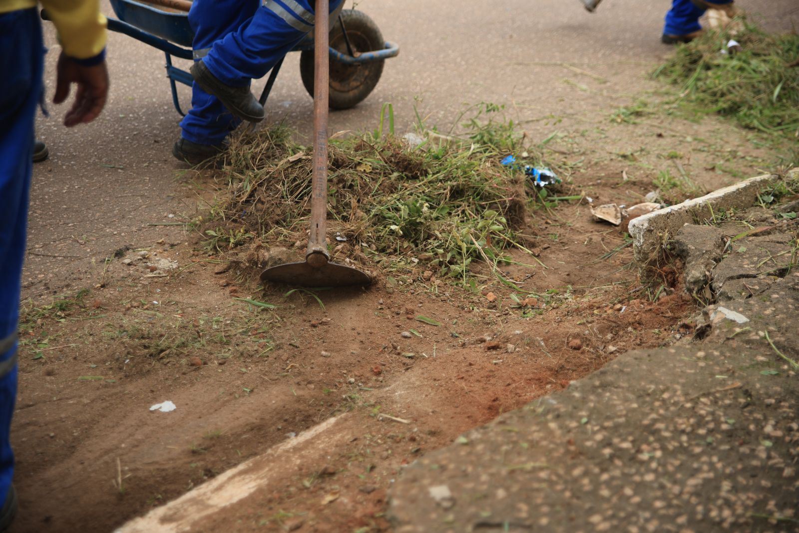 Equipes da Seinfra realizam capina e limpeza de mato em vias e espaços públicos para manter a cidade mais limpa e organizada
