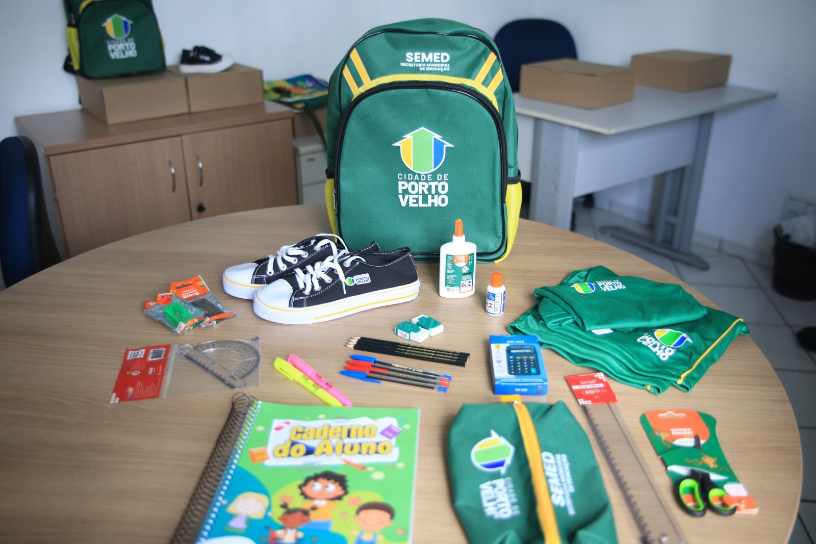 Cada estudante receberá mochila, tênis e uniforme escolar completo, além dos materias didáticos
