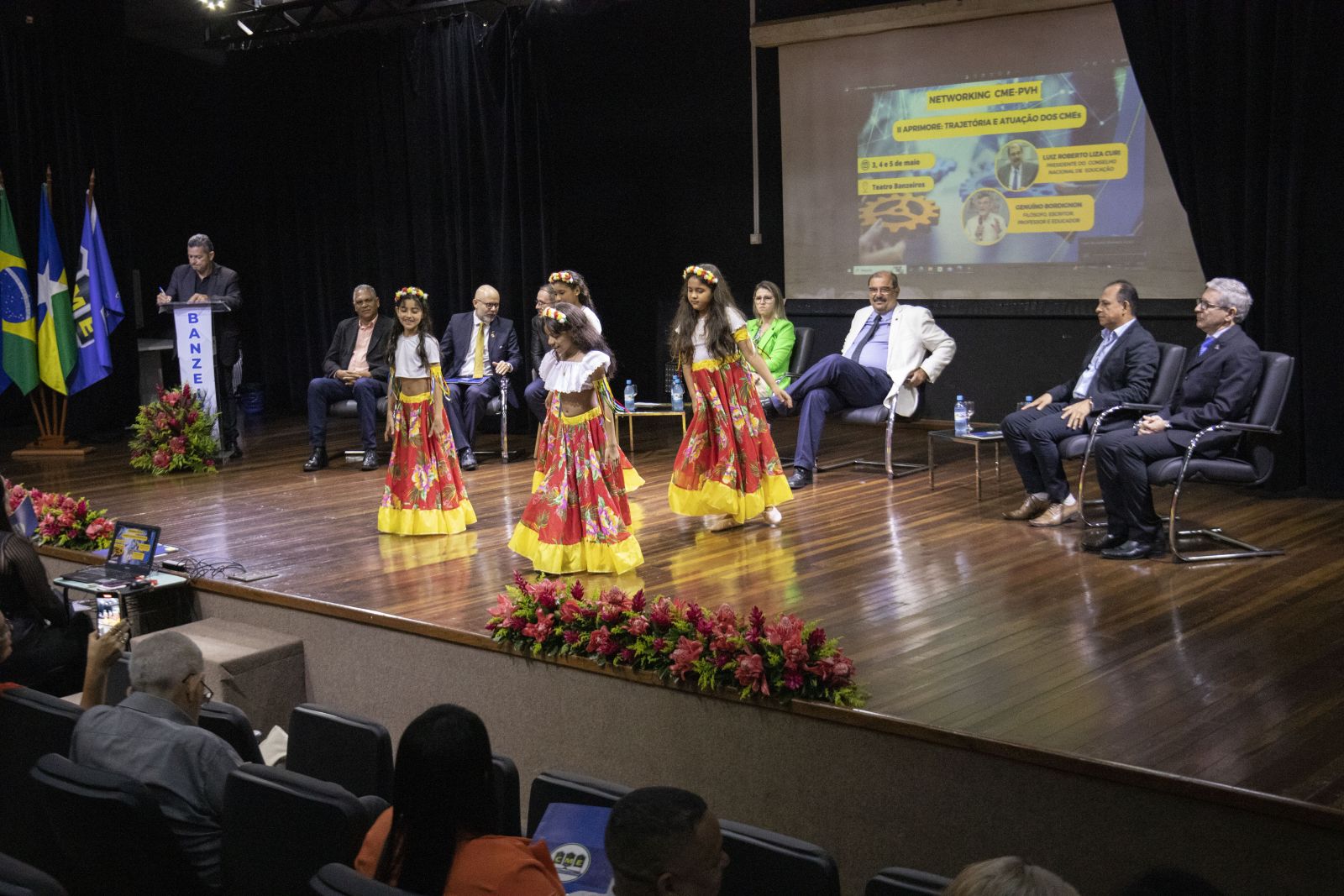 Evento ocorre durante toda a semana no Teatro Banzeiros, na capital