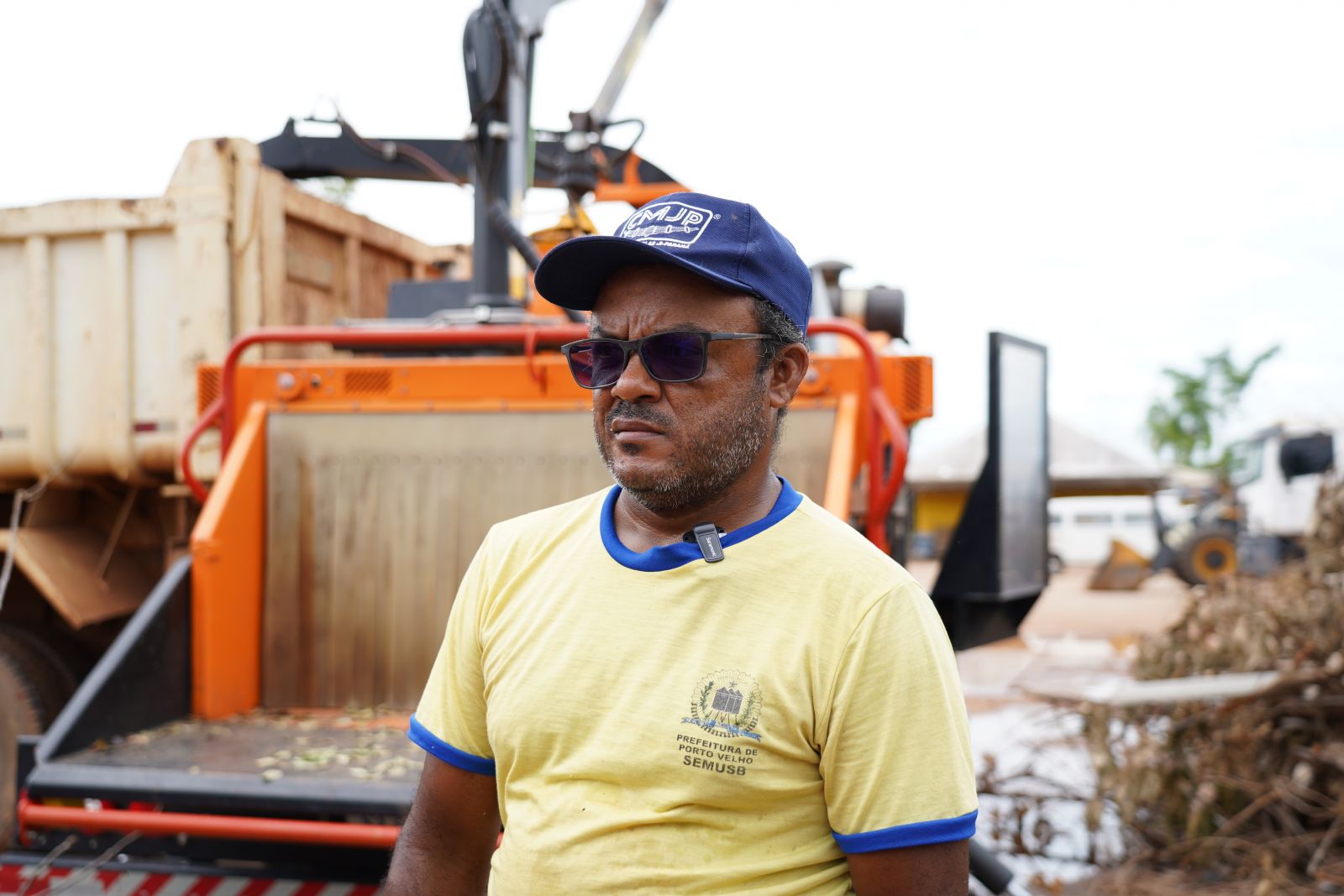 Raimundo Araújo trabalha com a trituração na Seinfra
