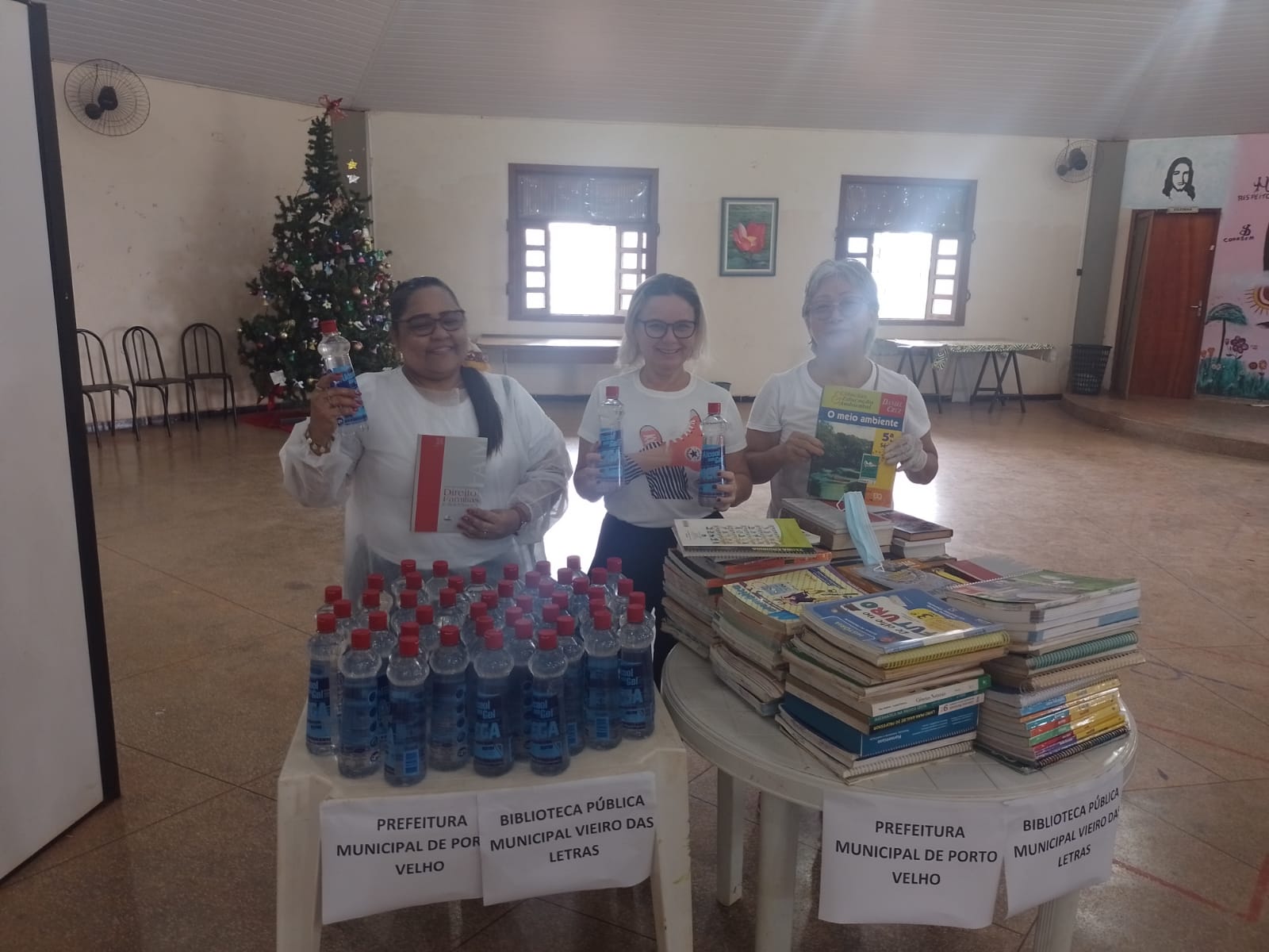 Além dos livros, mais 200 litros de álcool em gel foram doados