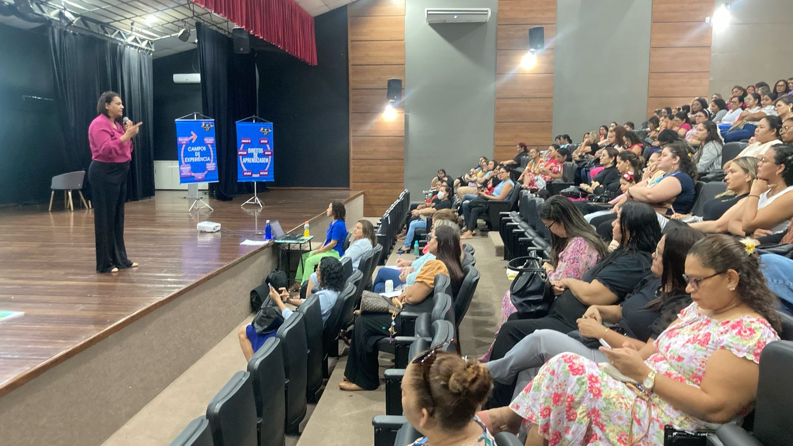 Formação para os profissionais da educação infantil foi realizadas no teatro Banzeiros