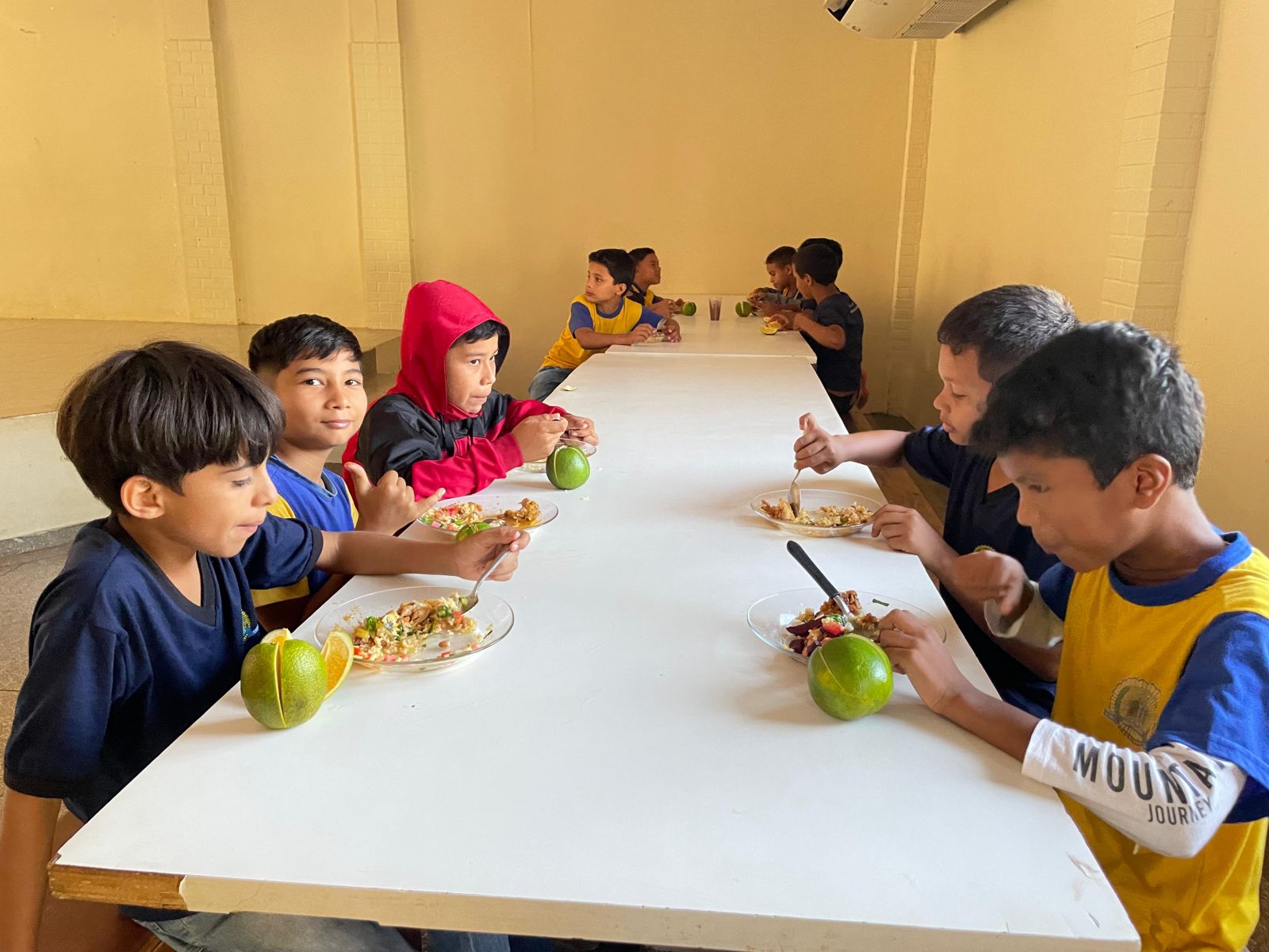 Cozinha e o refeitório da escola são equipados para atender 449 alunos