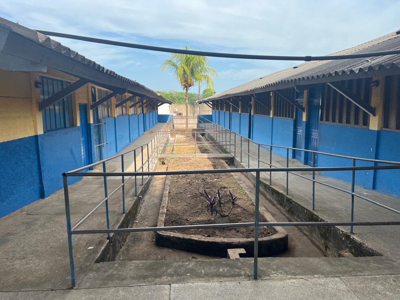 Foram executados serviços de pintura interna em toda a escola e limpeza geral