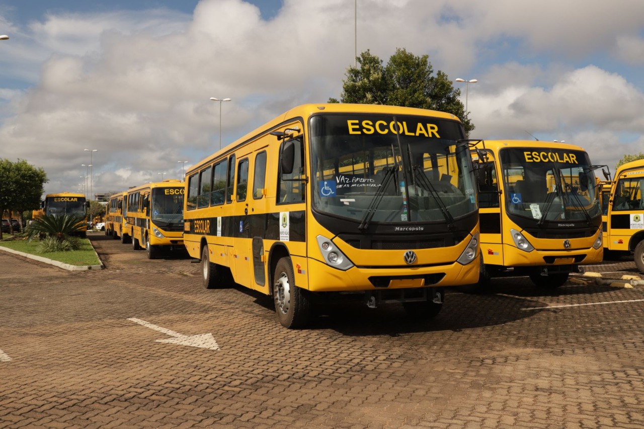 Os ônibus percorrem diariamente mais de 15 mil quilômetros, para conduzir os mais de 6.300 estudantes