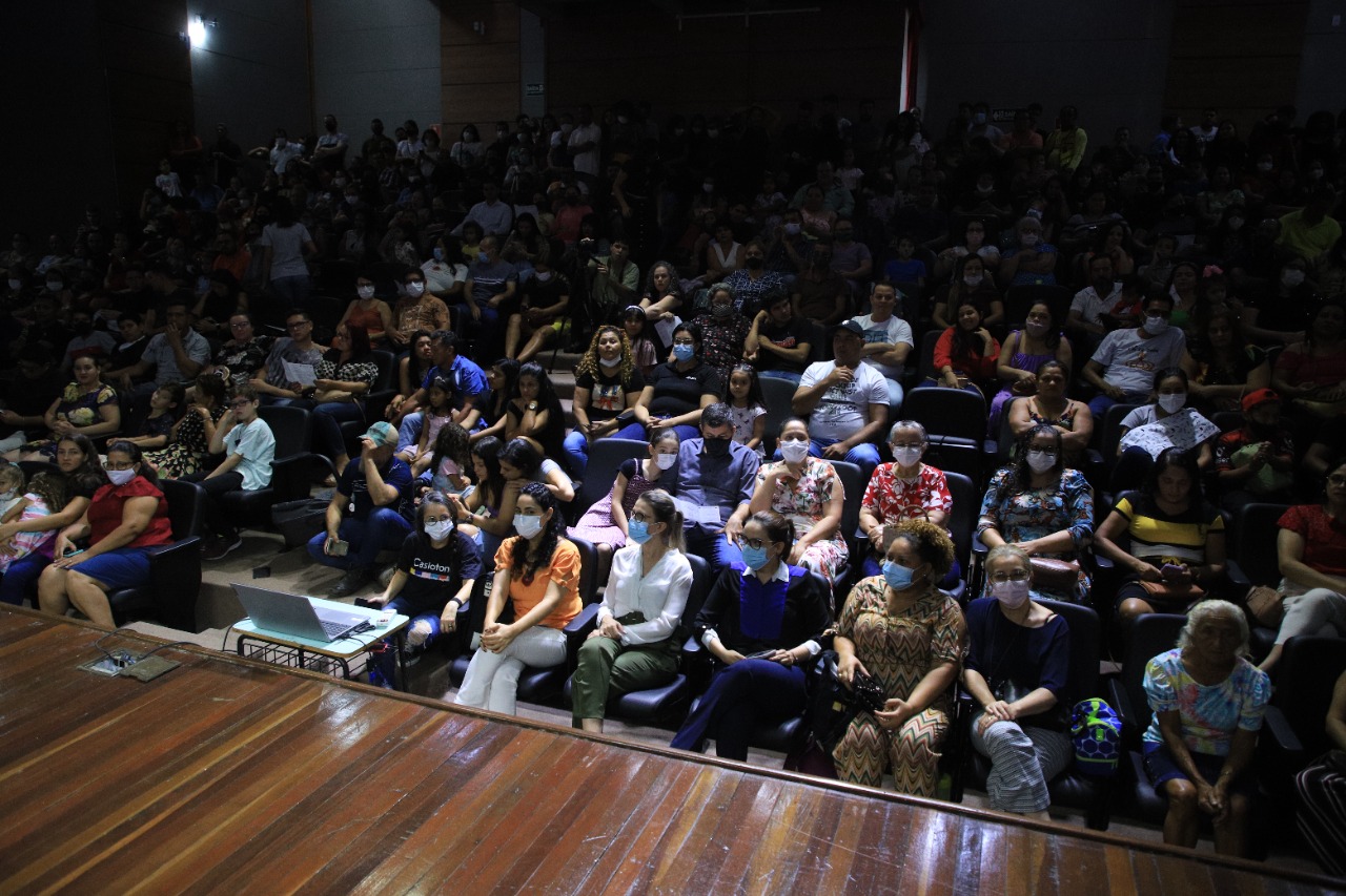 Famílias inteiras foram acompanhar seus filhos e entes queridos na apresentação musical