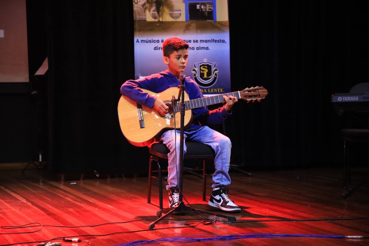 Aluno do curso livre de violão, Cristian Lima, 10 anos