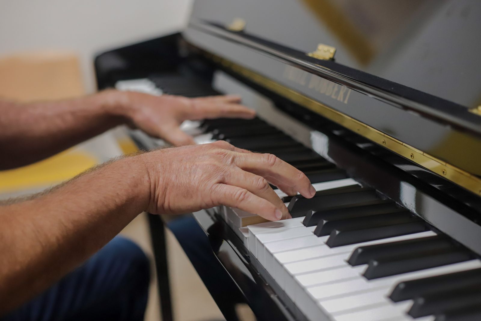 Entre os instrumentos estão o piano, o teclado e o sax